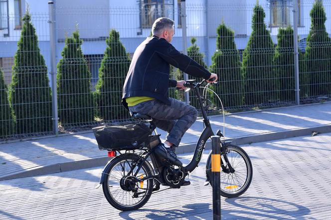 Przesiadł się na rower elektryczny