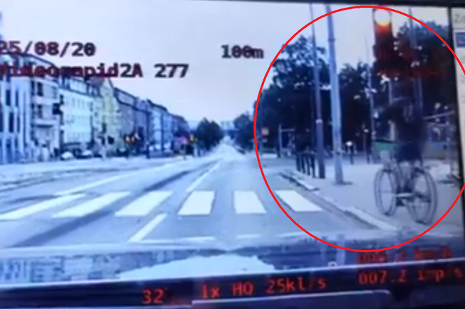 Poznań: To mogło FATALNIE się skończyć! Rowerzysta przejechał na CZERWONYM świetle [WIDEO]