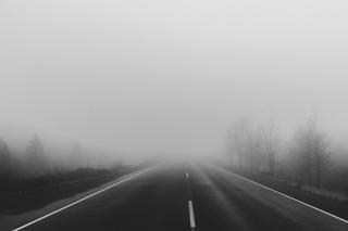 IMGW ostrzega!  Gęste mgły i ograniczona widoczność na drodze! To niebezpieczna pogoda dla kierowców