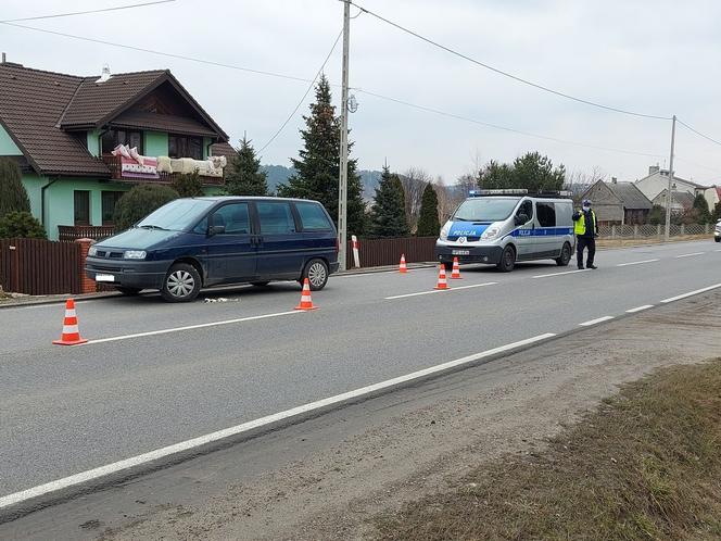 Potrącenie 83-letniej kobiety na drodze krajowej nr 42 w Stykowie
