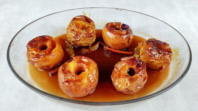 Aromatyczne jabłka zapiekane w winie: prosty deser z niecodziennym dodatkiem