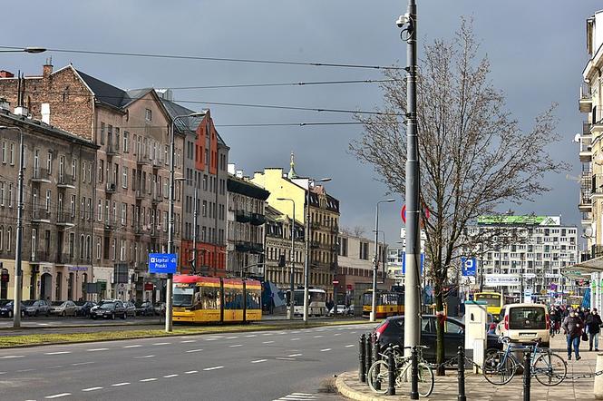 Pijany chodził wzdłuż torów. Policja odkryła, że powinien być w areszcie