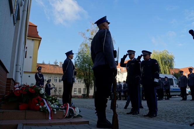 Policjant Marek Cekała zginął na służbie. Po 20 latach od tragedii odsłonięto pamiątkową tablicę [ZDJĘCIA]