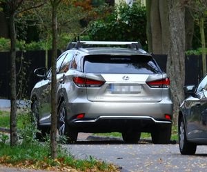 K. Tusk z mężem przenoszą rzeczy z lexusa do innego auta: Córka oddała ojcu samochód