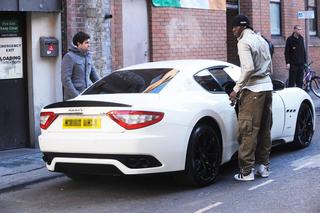 Mario Balotelli jeździł swoim Maserati po Manchesterze i rozdawał pieniądze - FOTO