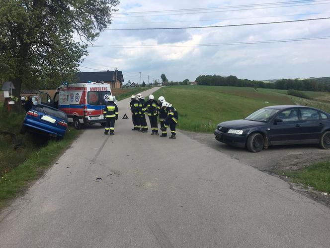 Nissan wylądował w rowie po zderzeniu z volkswagenem. Kolizja w Lubczy