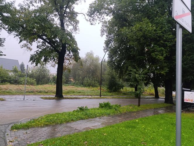 Zagrożenie powodziowe. Głuchołazy. Woda przelała się przez wały. Zalewa miasto