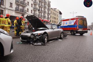 Roztrzaskał sportowe auto na latarni! Ogromny wypadek na Grochowie