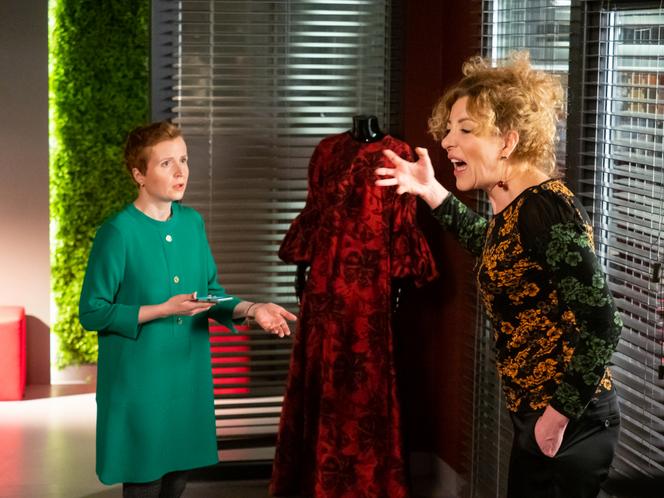 BrzydUla 2 odc. 108. Iza Gajda (Dominika Kluźniak), krawcowa Gutowska (Hanna Klepacka)