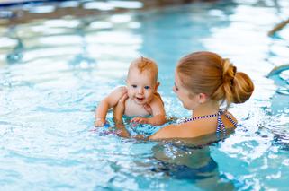 Niemowlę na basenie: jak się przygotować do pójścia z niemowlakiem na basen