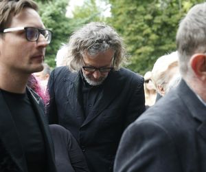 Fani i artyści żegnają Joannę Kołaczkowską. Pogrzeb artystki na Powązkach [ZDJĘCIA]
