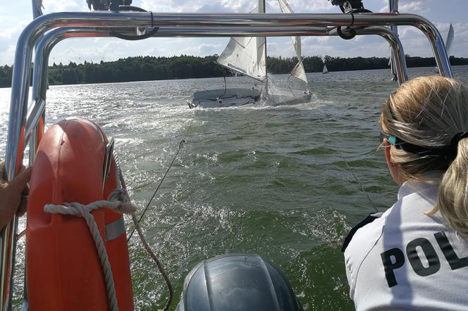 Wywrotka jachtu w Kiekrzu, rower wodny utknął na Jeziorze Lusowskim. Jak pływać bezpiecznie?