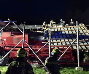 Zerwane dachy i powalone drzewa w Śląskiem. Przez wieczorny wiatr strażacy mieli dużo roboty ZDJĘCIA