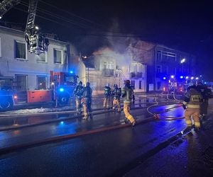 Nocny pożar w Falenicy. Strażacy walczyli z ogniem do rana