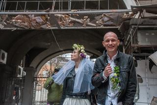 Zamiast ewakuować się z bombardowanego Charkowa, wzięli ślub! Zobacz zdjęcia