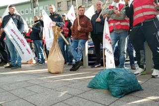 Górnicy protestowali w Warszawie pod siedzibą PGE. Wystawiono świńskie łby
