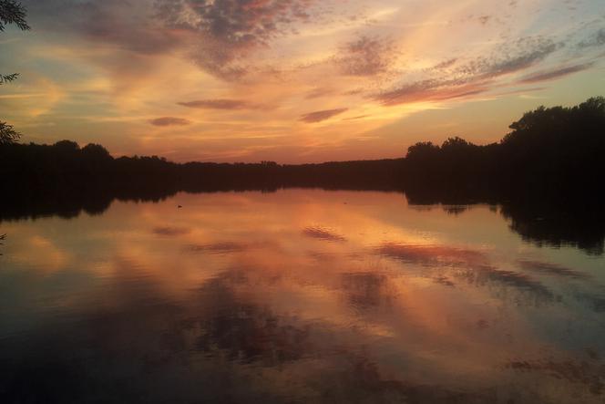 Piękny zachód słońca nad Rusałką