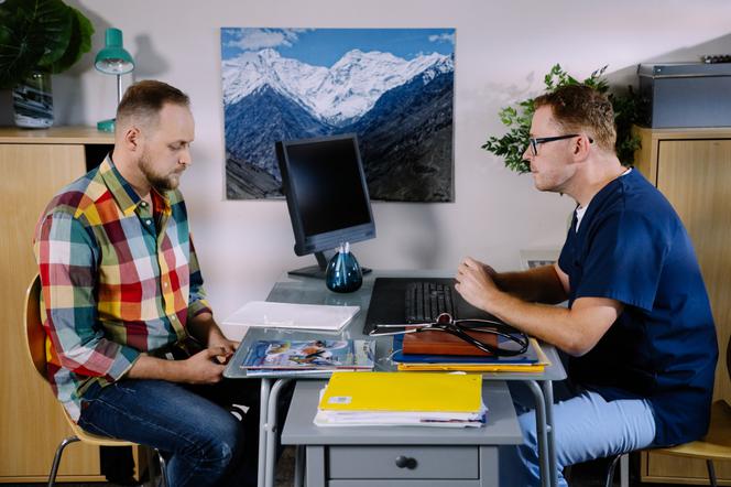 Na Wspólnej, odc. 3343: Paweł (Grzegorz Kwiecień), Lekarz (Michał Wojciula) 