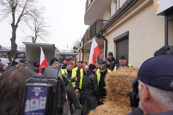 Protest rolników w Białymstoku. Siano i obornik przed biurem marszałka Hołowni