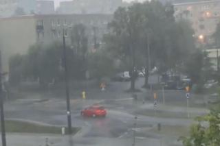 Piorun uderzył w blok w Olsztynie. Przerażający moment został nagrany