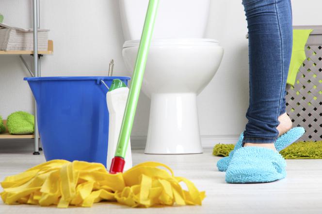 Domowe porządki w łazience: sprzątanie łazienki od podstaw
