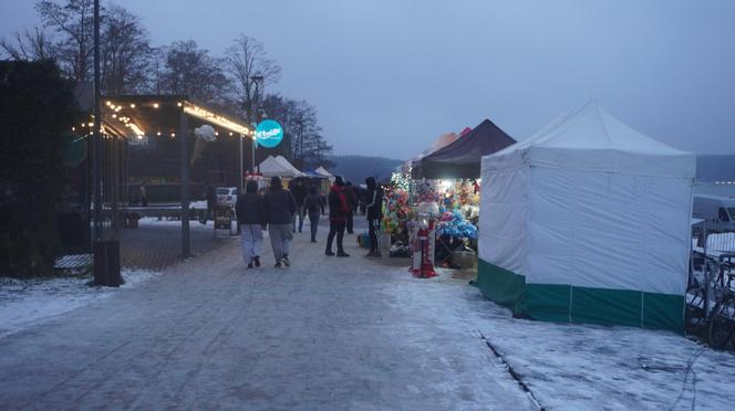 Ruszył jarmark bożonarodzeniowy nad jeziorem Ukiel w Olsztynie. Zobacz, jak wygląda! [ZDJĘCIA]