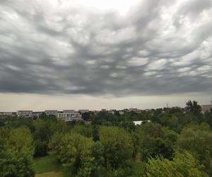 Nawałnice przechodzą przez Polskę. Ciemne chmury nad Białymstokiem