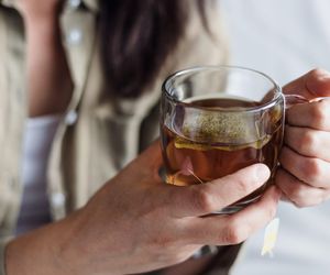 Jest zabójcza dla wątroby i jelit. Picie tej herbaty może skończyć się fatalnie