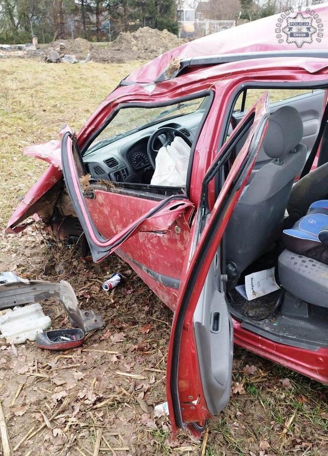 Stracił panowanie nad autem i dachował! Pijany kierowca naraził dzieci na śmiertelne niebezpieczeństwo [ZDJĘCIA]