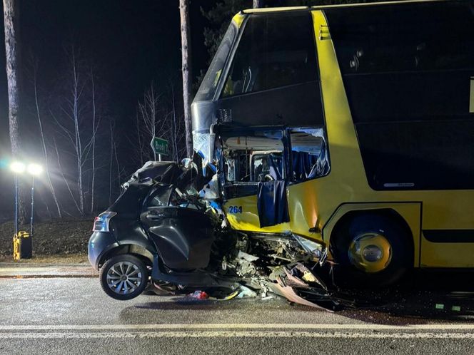 Toyota wbiła się w autobus. Młody kierowca nie żyje