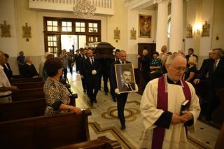 To, co zrobił ksiądz na pogrzebie Janusza Rewińskiego, odbiera mowę! Żałobnicy stali jak wryci