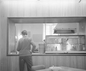 Fast food w PRL: bułka z pieczarkami i kiełbaska z wody