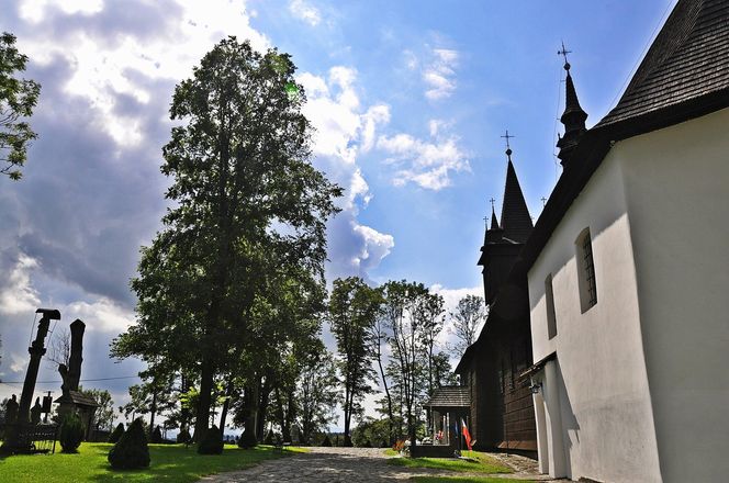 Ta małopolska wieś leżała kiedyś w innym państwie. Jej ozdobą jest zabytkowy kościół 