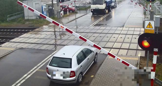 Ominął rogatkę i wjechał tuż przed pociąg! Szokujące zdarzenie pod Ostrowią Mazowiecką [ZDJĘCIA].