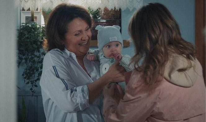 M jak miłość odc. 1881. Franka (Dominika Kachlik), Marysia (Małgorzata Pieńkowska), Antoś (Mark Myronenko)