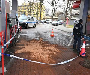 Horror na stacji benzynowej. Zaczął wylewać paliwo na ziemię