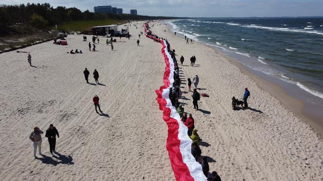 Najdłuższa flaga narodowa w Polsce mierzy ponad 2 km 700 metrów. To nowy rekord Polski!