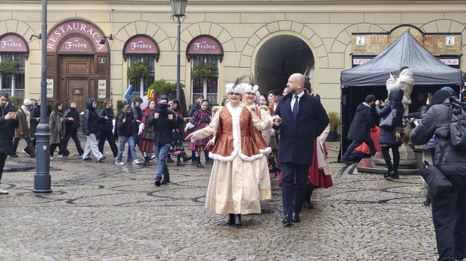 Polonez dla Fredry 2025 we Wrocławiu. Maturzyści zatańczyli na Rynku [ZDJĘCIA]