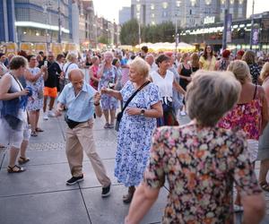 Potańcówka przed Teatrem Śląskim w Katowicach