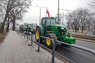 Protest rolników w warmińsko-mazurskim. Setki ciągników zablokowały drogi regionu [ZDJĘCIA]