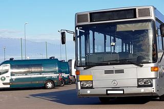 Dowożą pracowników do Biskupic Podgórnych niesprawnymi autobusami!