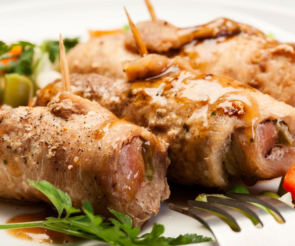 Rolady wieprzowe z farszem – tradycyjny przepis na soczyste mięso w aromatycznym sosie