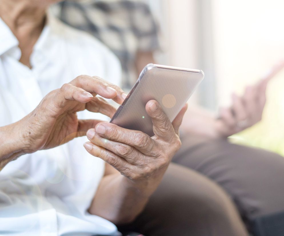 Dodatkowy kanał rejestracji na szczepienie dla seniorów 70 plus. Mogą wysłać SMS