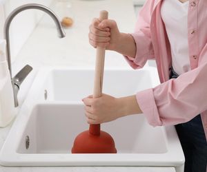 Udrażnianie rur i kanalizacji. Jak przepychać zatkane rury?