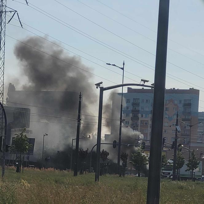 Pożar samochodu na rondzie Inwalidów w Łodzi