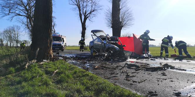 Tragedia pod Nakłem. Kierowca roztrzaskał się na drzewie