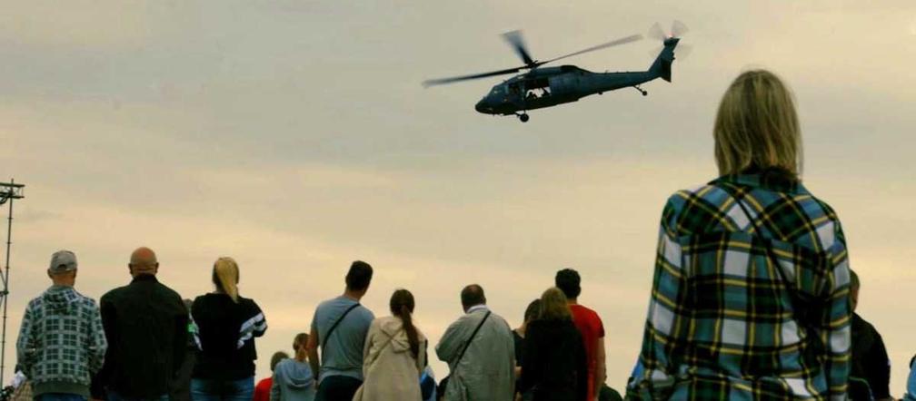 Widowiskowe pokazy lotnicze w Mielcu z udziałem policyjnego Black Hawka (zdjęcia i wideo)