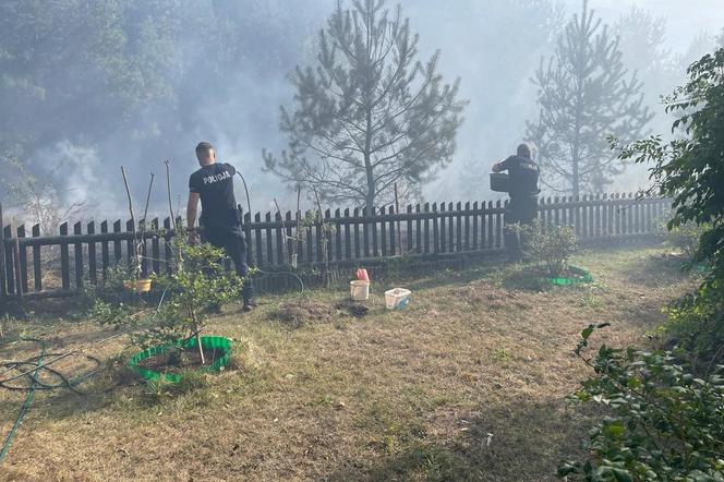 Pożar we wsi Budy. Policjant zauważył dym i ruszył na pomoc