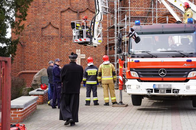 Pijany wszedł na wieżę kościoła. Ściągnęli go strażacy