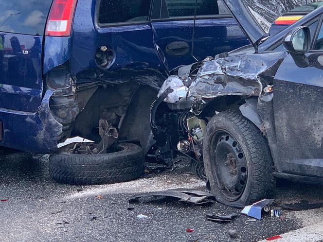 Koszmarny wypadek na Radzymińskiej. Trzy auta rozbite, kierowca w szpitalu